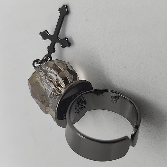 GASOLINE GLAMOUR BADLANDS SWAROVSKI CRYSTAL SKULL CHARM RING - Picture 5 of 7